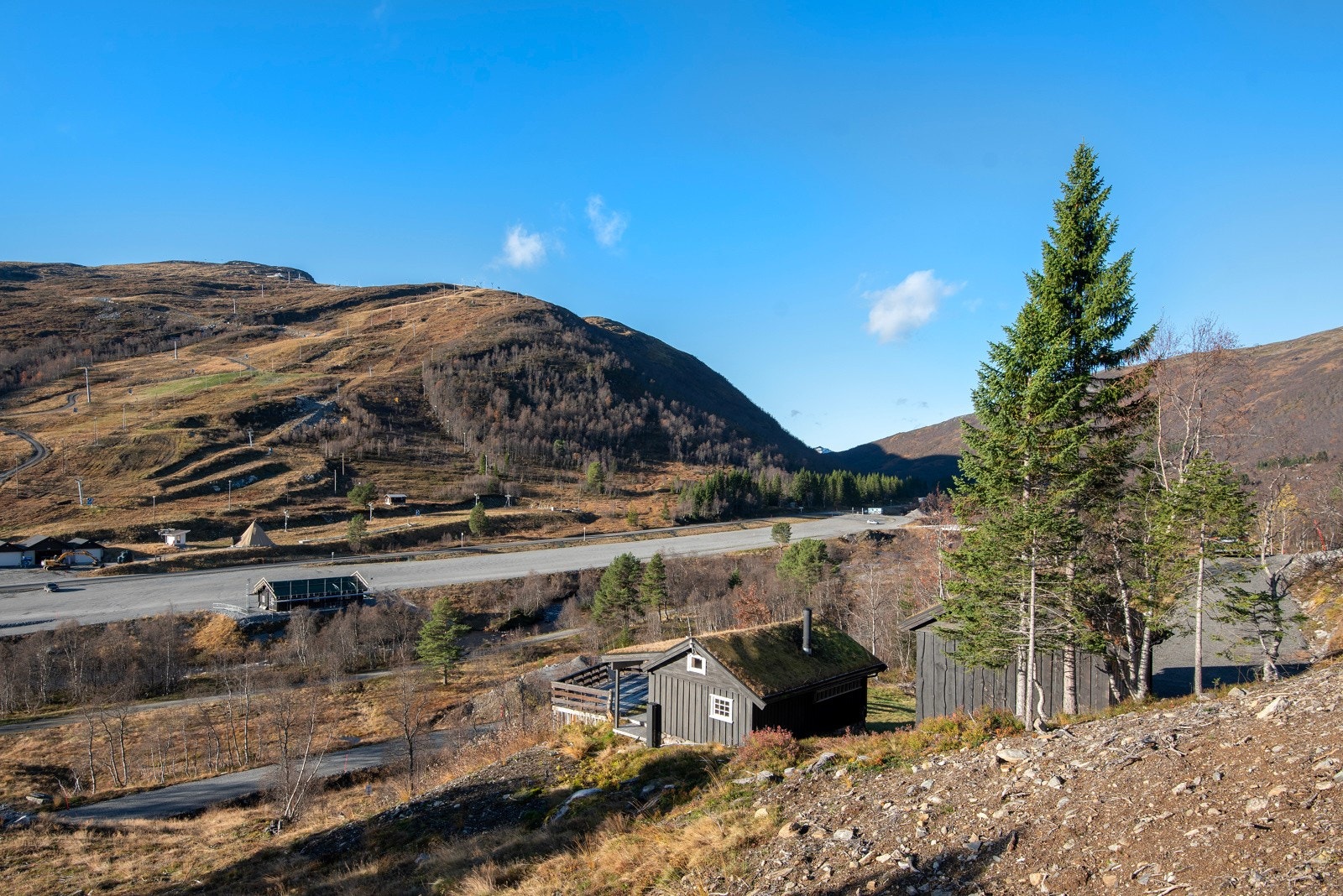 Hytten ligger fint og sentralt til rett ved Strandafjellet skisenter, samt fine turområder. Galleribilde
