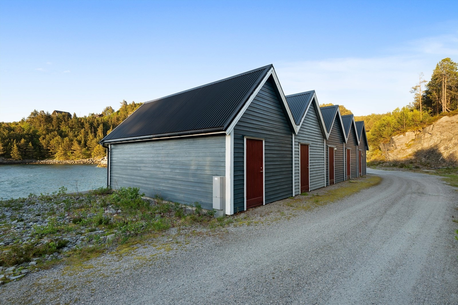 Stort naust med åpent naustareal og eget opptrekk. Galleribilde