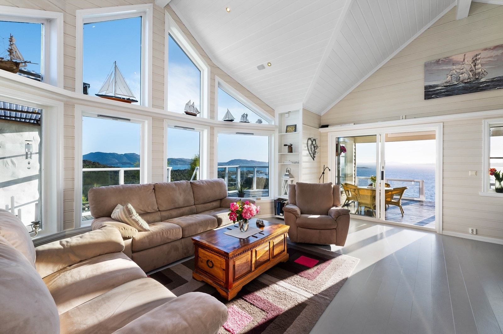 Her er det god plass for stor sittegruppe for hele familien. Galleribilde