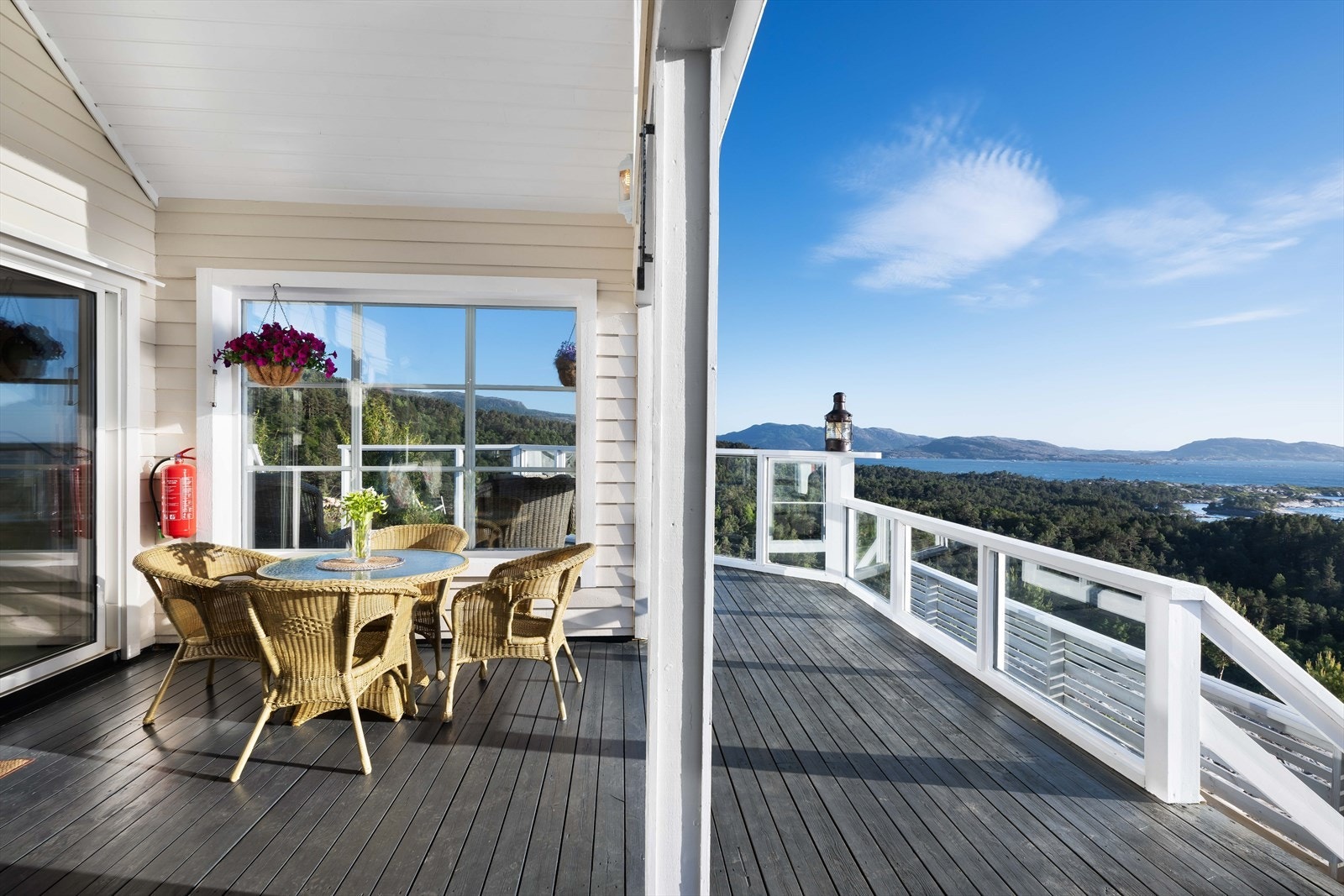 Det er fine terrassearealer ned mot hage i vest og langs langsiden mot sør. Galleribilde