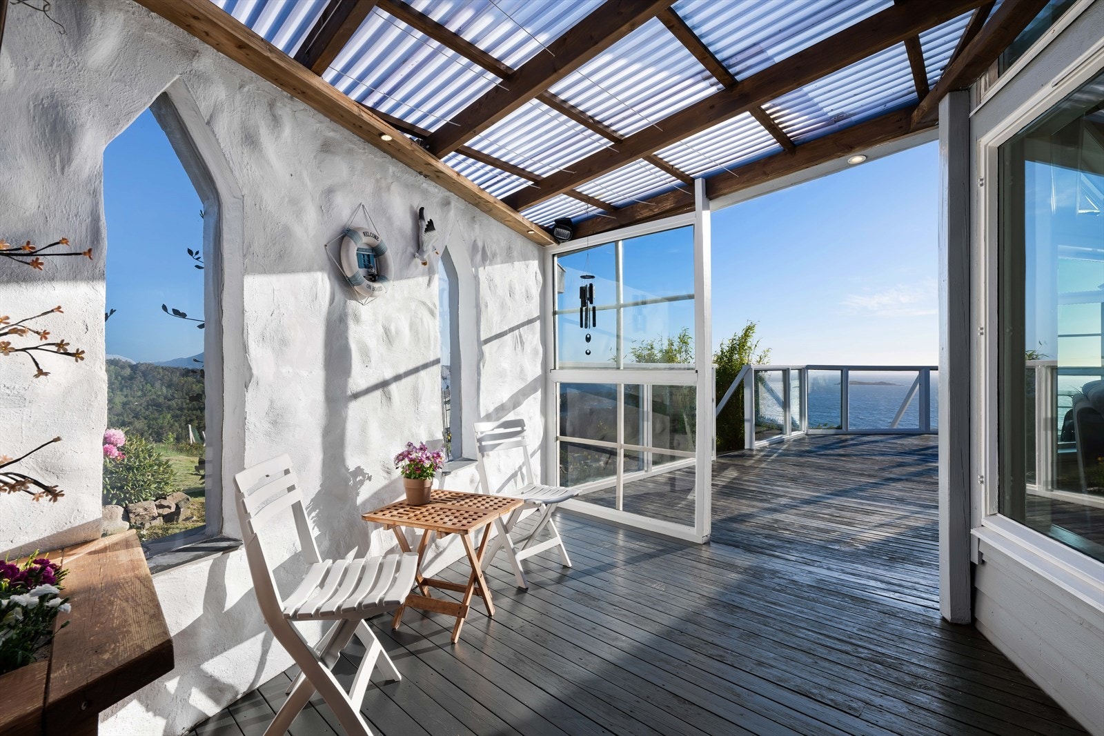 Utenfor inngangsdøren er det et stor overbygg som skjermer mot vær og vind. Galleribilde