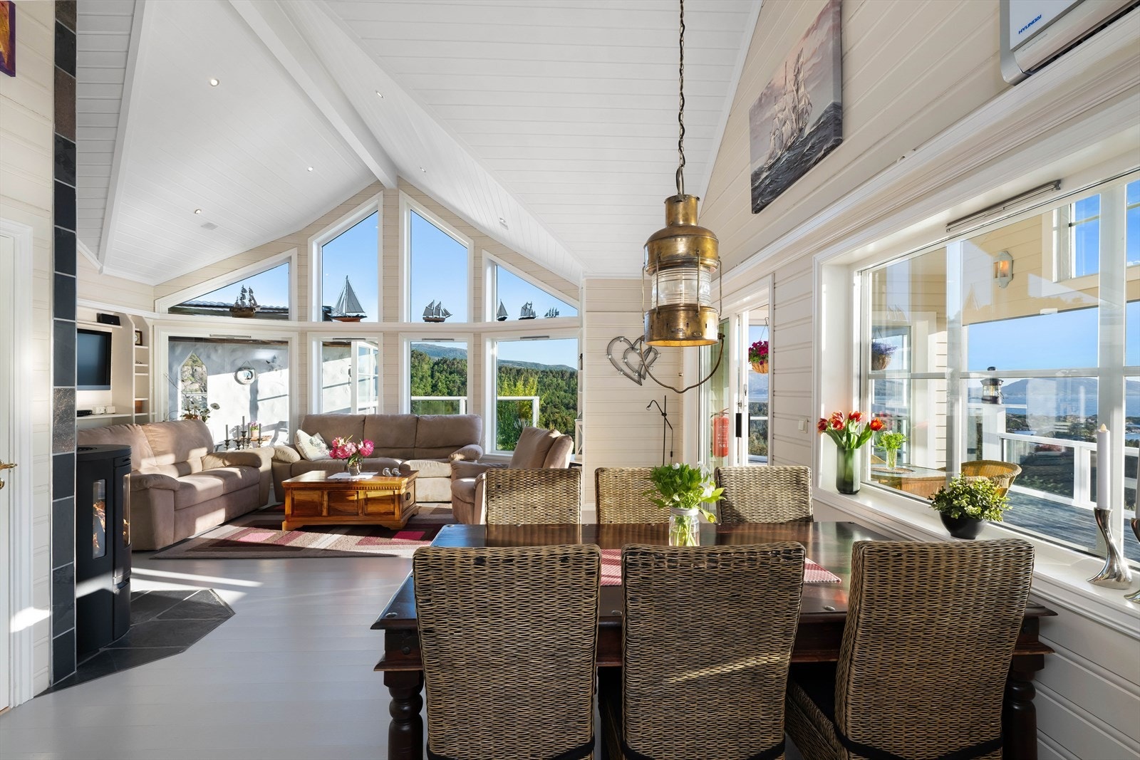 God plass for stort spisebord i skille stue/kjøkken. Galleribilde