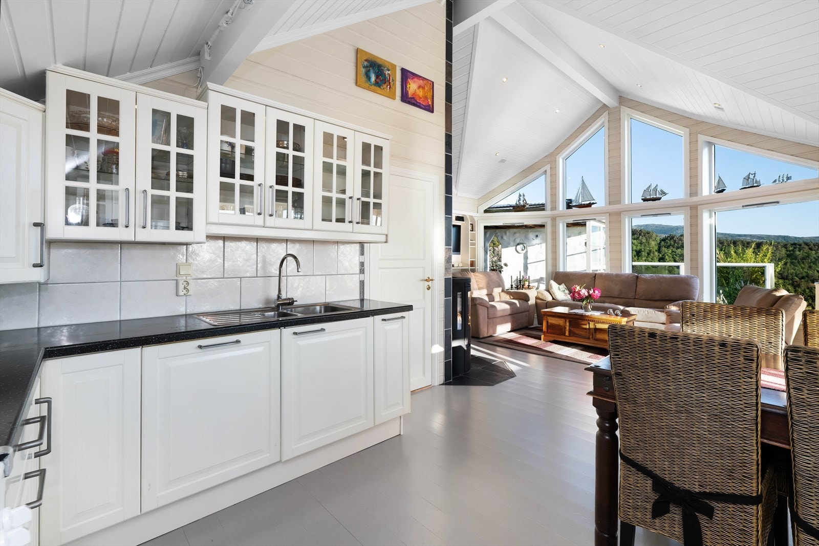 Kjøkkenet er pent, og har hvite profilerte fronter, med god plass for oppbevaring i skuffer og skap. Galleribilde