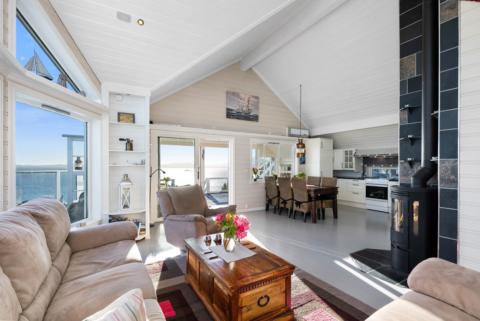 Både vedovn og varmepumpe gir varme og hygge selv på vinterstid. Bygningen har 15 cm isolasjon i yttervegg og 25 cm i gulv som er over kravene på bygningstidspunkt. Galleribilde