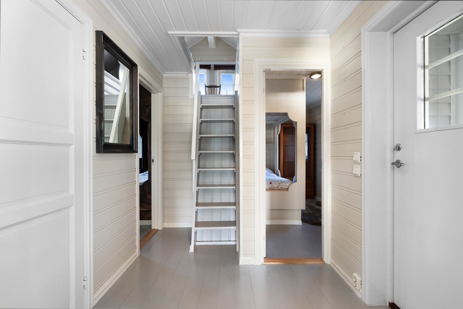 Lys og trivelig entré/gang, med tilkomst til 2 fine soverom, hems innredet med soveplasser, bad og inn til stue/kjøkken. Galleribilde