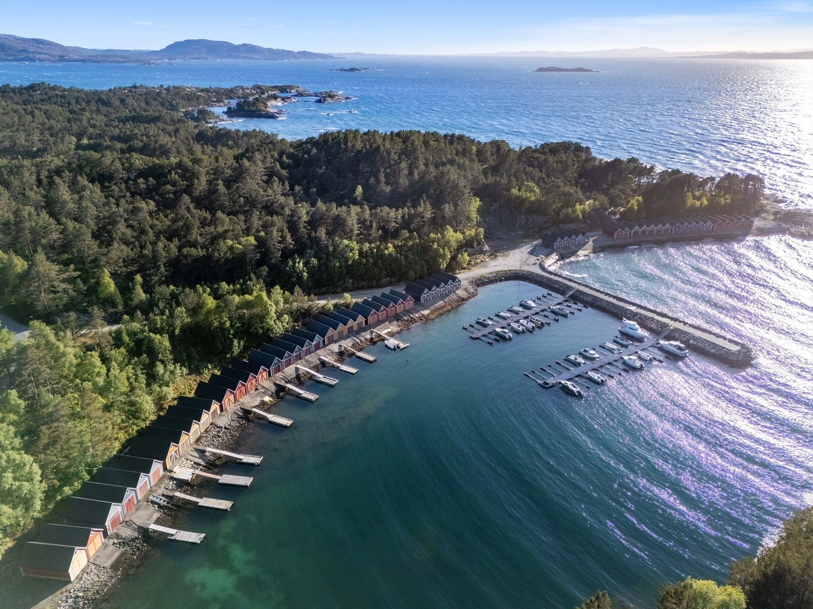 Hytten har pt. en leid båtplass i marinaen i moloen Galleribilde