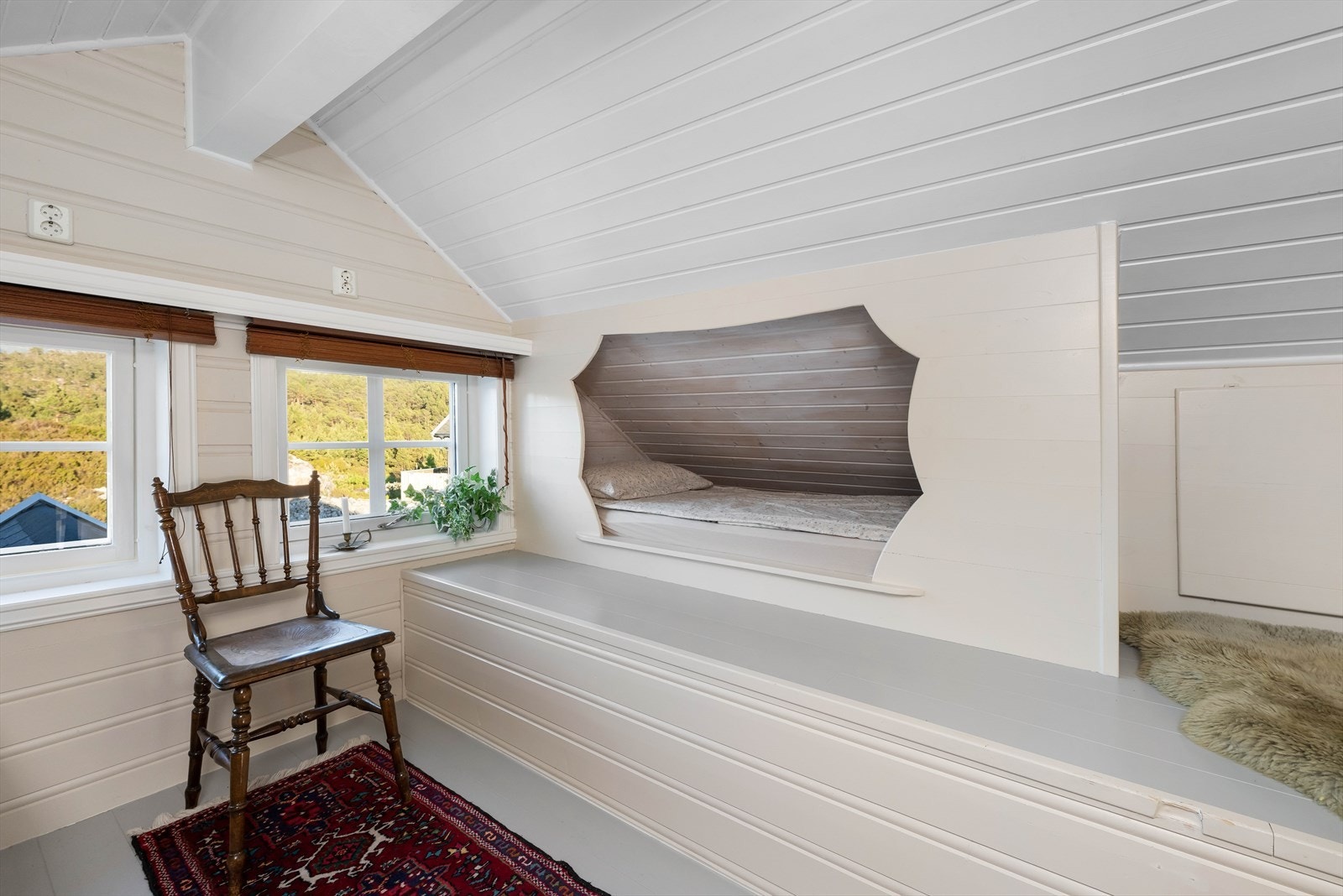 Fra entré/gang er det tilkomst til en innredet hems med stegdyggde enkle soveplasser. De innredede soveplassene på hemsene er ikke godkjent for varig opphold. Galleribilde