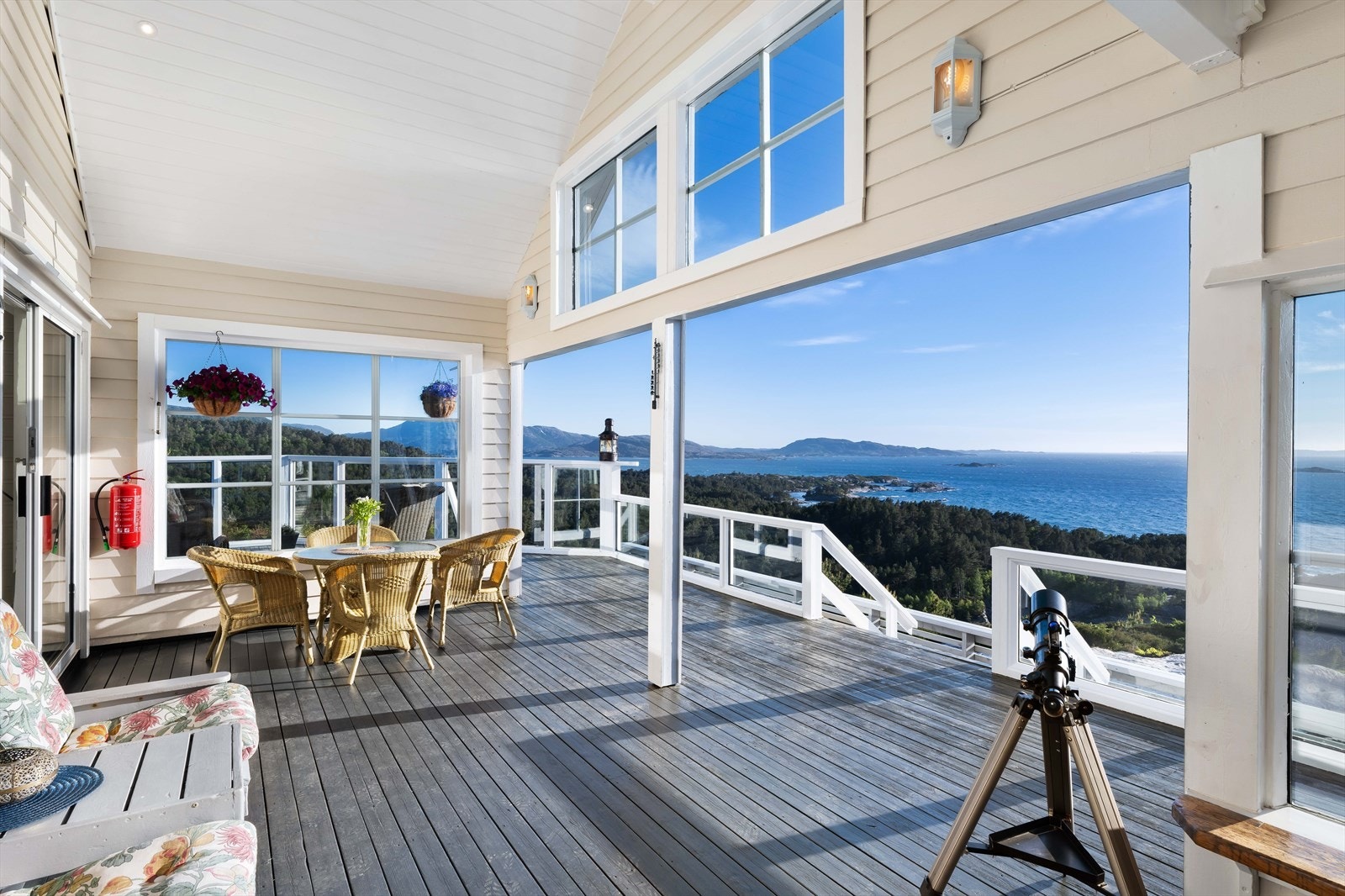 Fra stuen er det direkte utgang til overbygget del av terrassen. Flott å ha som skjerming fra solen. Galleribilde