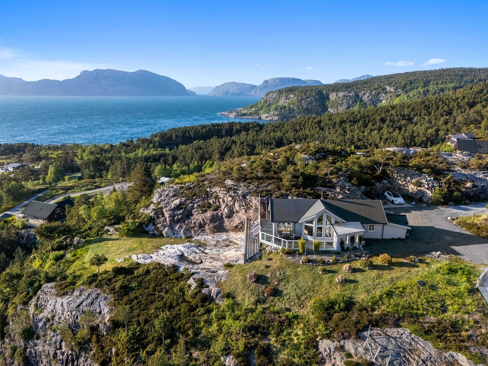 Hytten ligger på toppen av hyttefeltet på festet tomt. Galleribilde