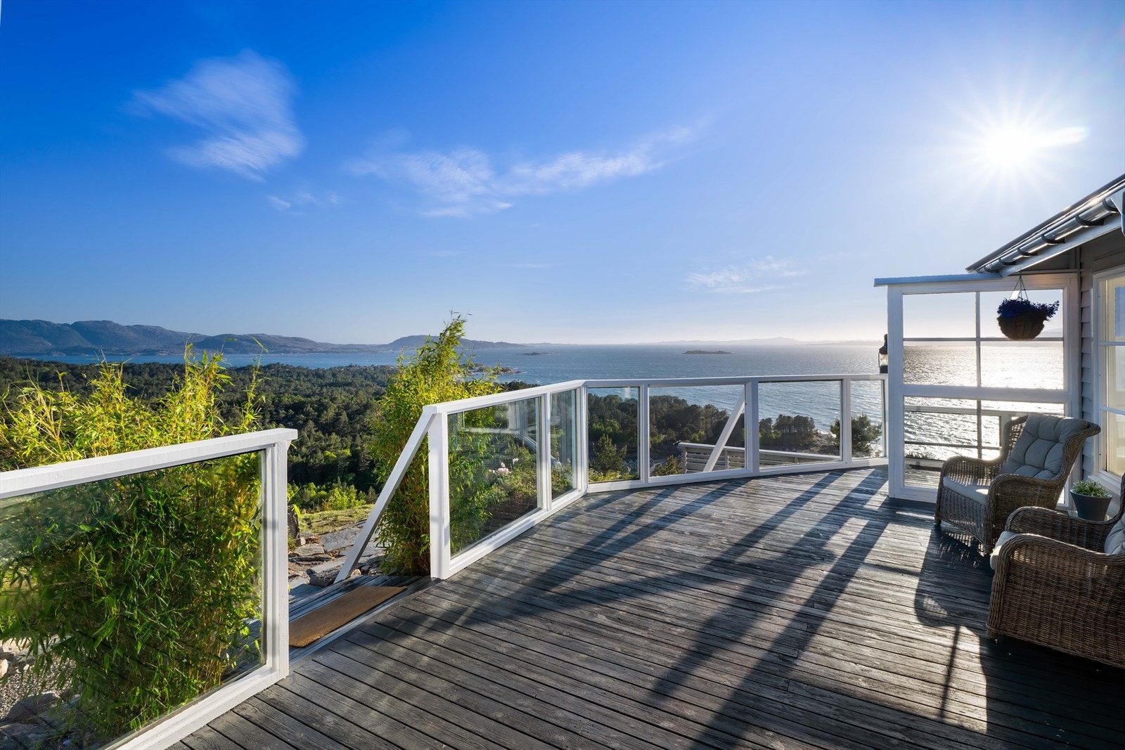 Her kan man flytte seg fint etter vær og vind, om man ønsker å sitte i morgensolen eller å nyte synet av solen som går ned i vest. Galleribilde