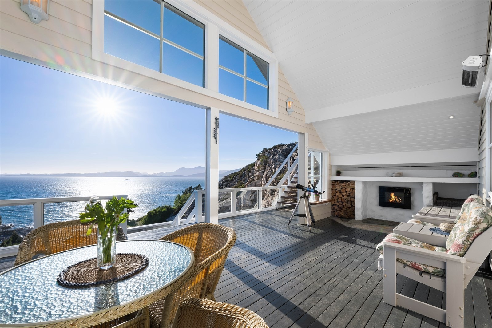 Her er det god plass for alt av utemøbler man måtte trenge. Utepeis forlenger kosen på de mørke sensommerkveldene. Galleribilde