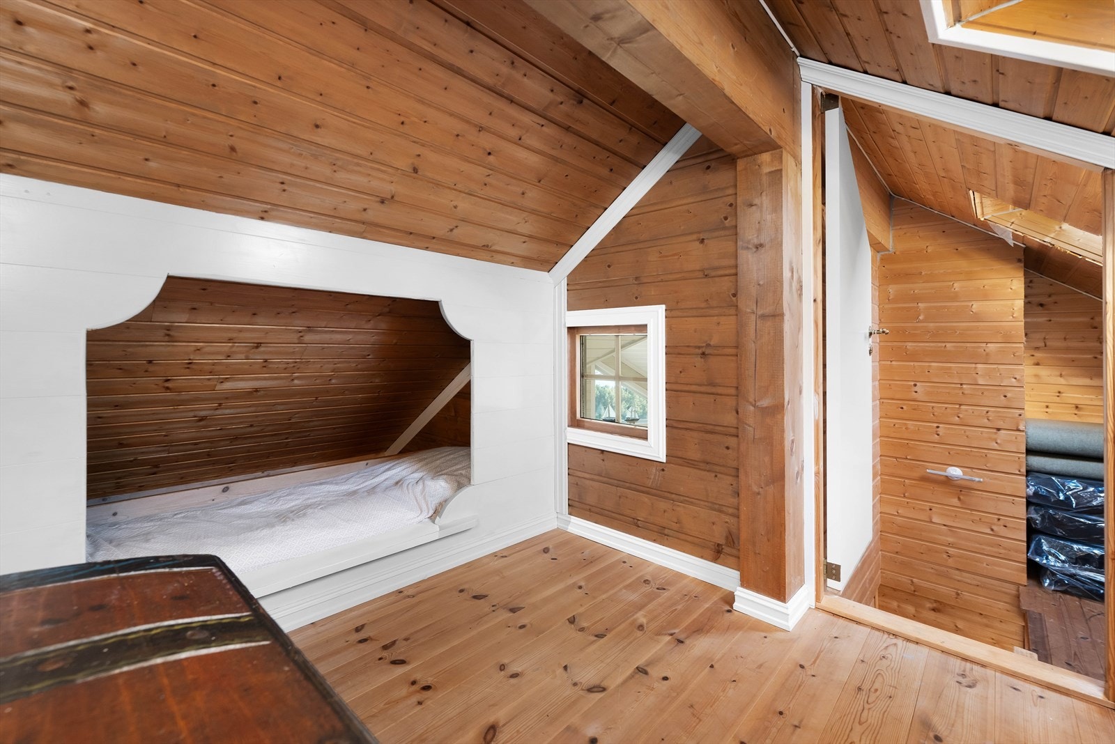Fra kjøkkenet er det tilkomst til bod og et lite lagringsareal som er ombygget til ekstra soveplass. Galleribilde