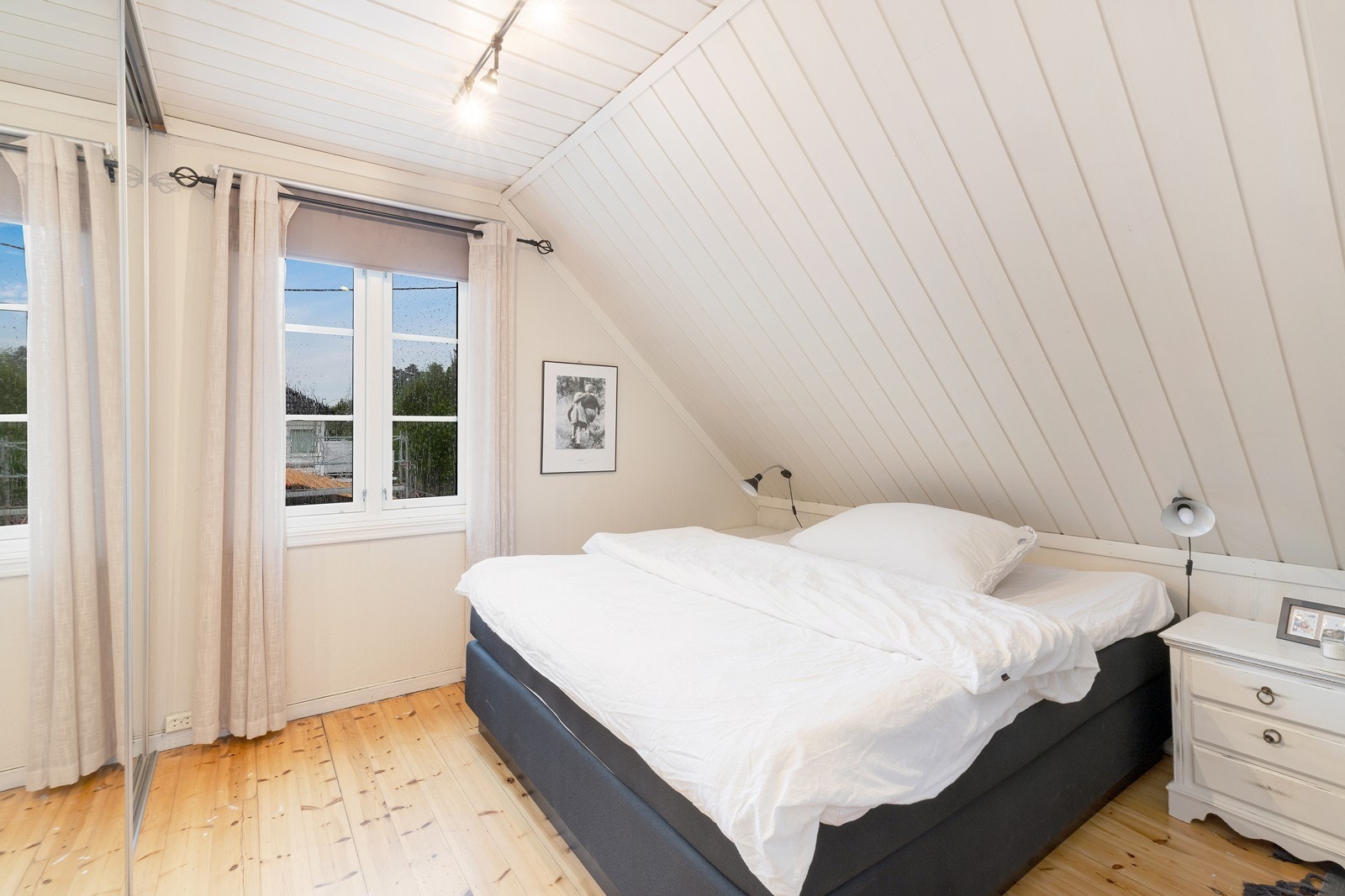 Soverom 1 med god plass til dobbeltseng Galleribilde