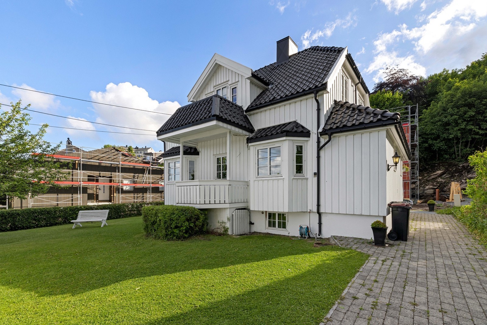 Enebolig med fin opparbeidet hage Galleribilde
