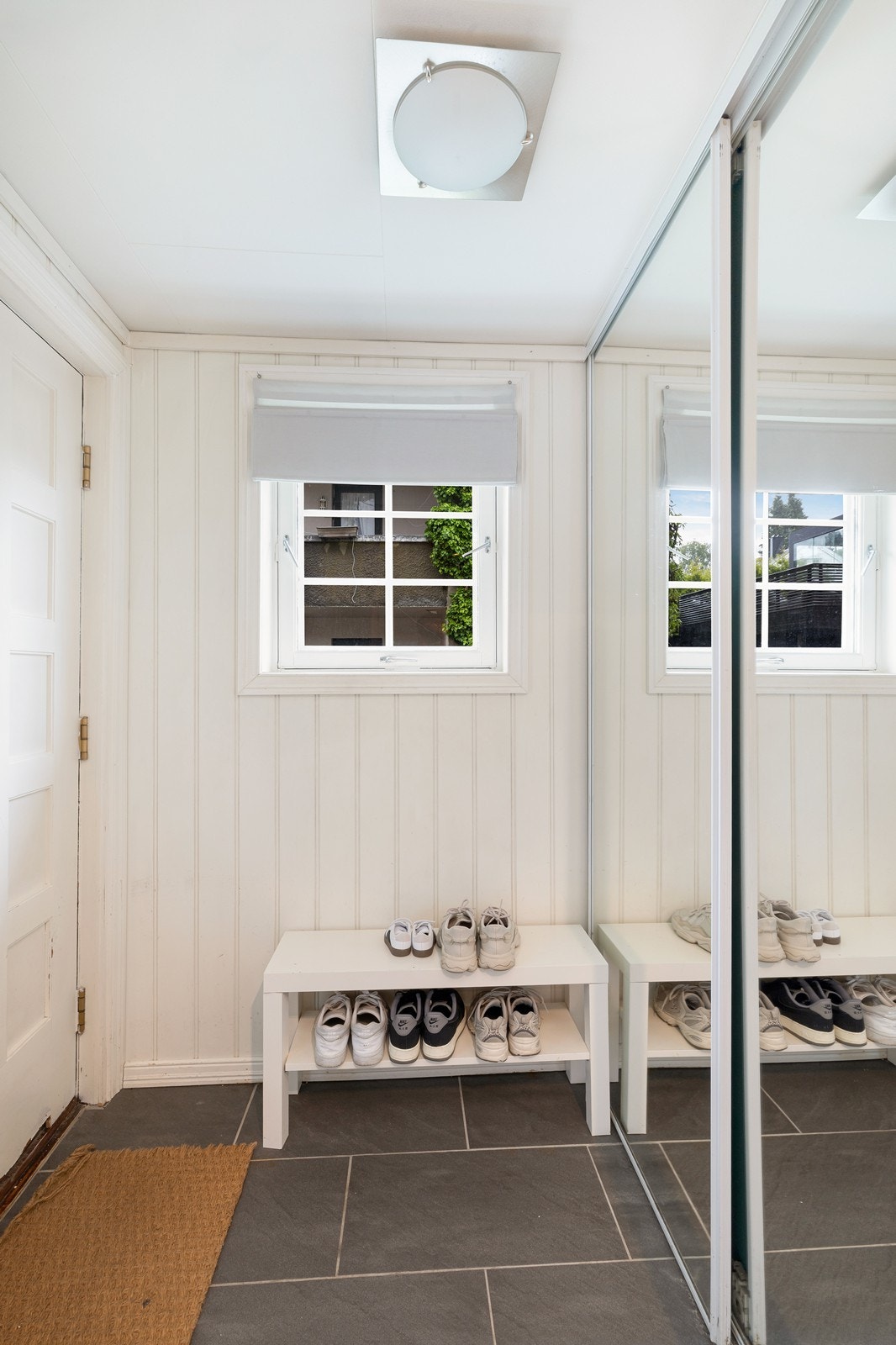 Gang/entré med skyvedørsgarderobe Galleribilde
