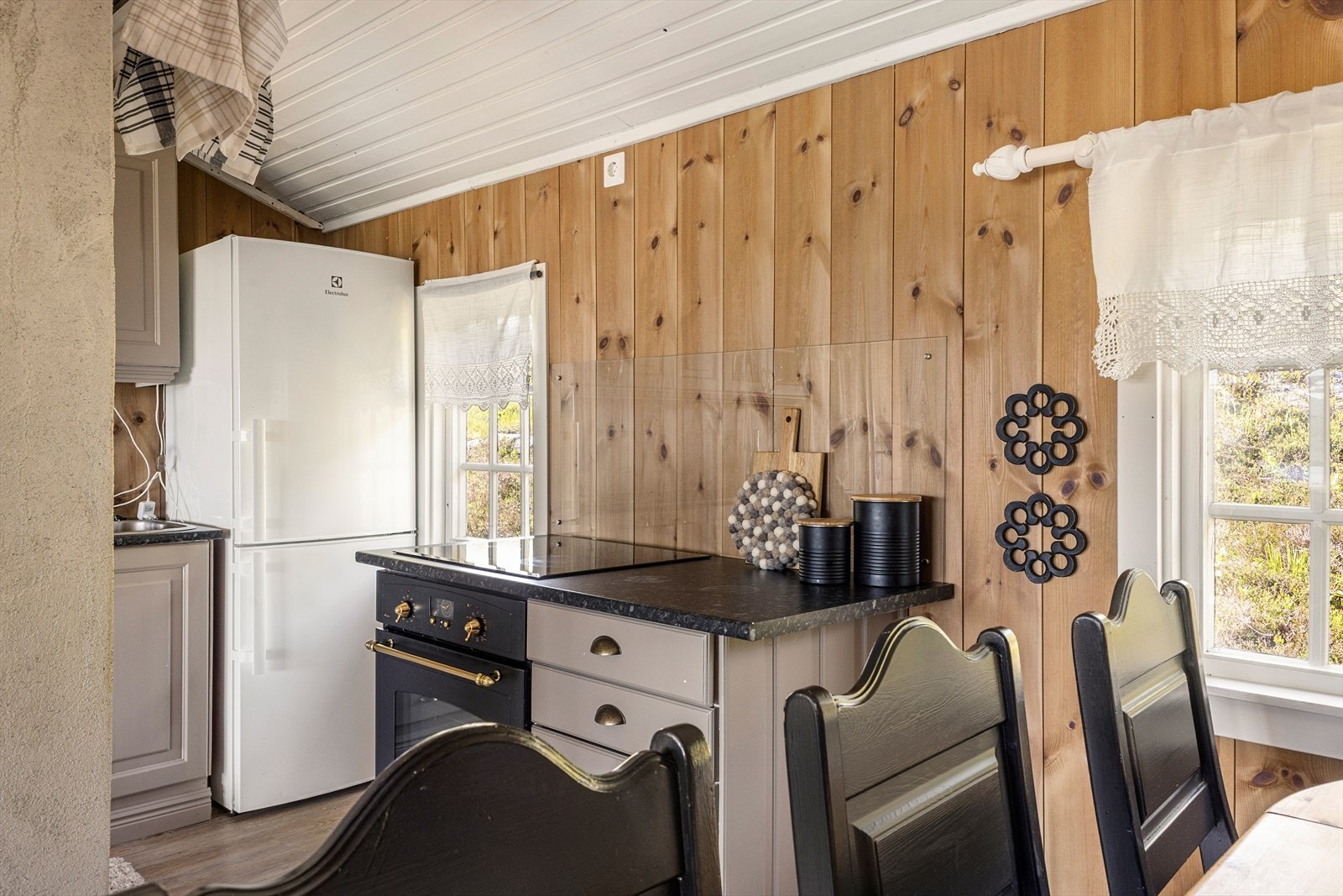 Beliggenheten, standarden og den enkle tilgangen gjør dette til en sjelden mulighet for deg som vil kombinere komfort med ekte hytteliv i fjellet året rundt. Galleribilde