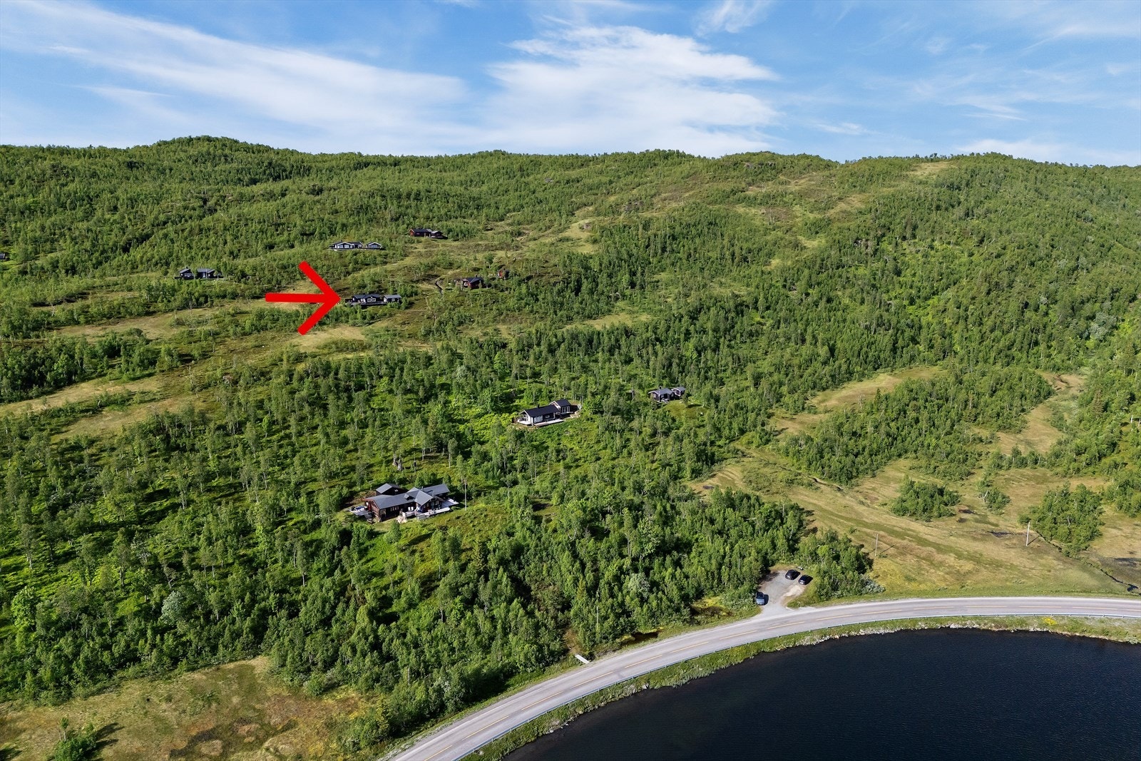 Sommerstid er det parkering i parkeringslommen langs E12 med kun ca. 250 meter natursti opp til hytta. Vinterstid benyttes oppbrøytet storparkeringsplass ved bommen. Galleribilde