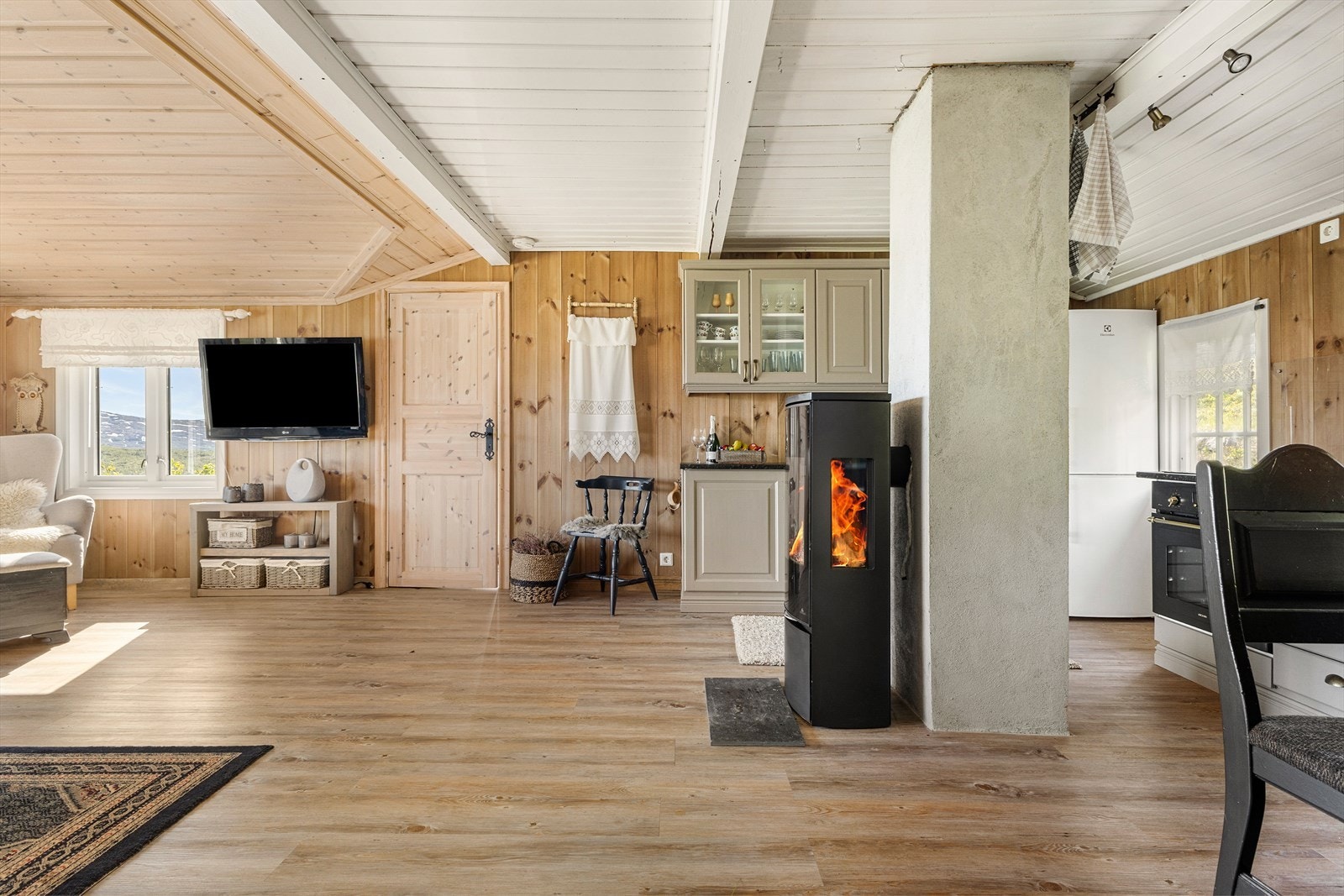 Sjarmerende og ekte hyttestil, lune fargetoner og varm atmosfære. Stue og kjøkken er i åpen løsning, og med god takhøyde får du en herlig romfølelse! Galleribilde