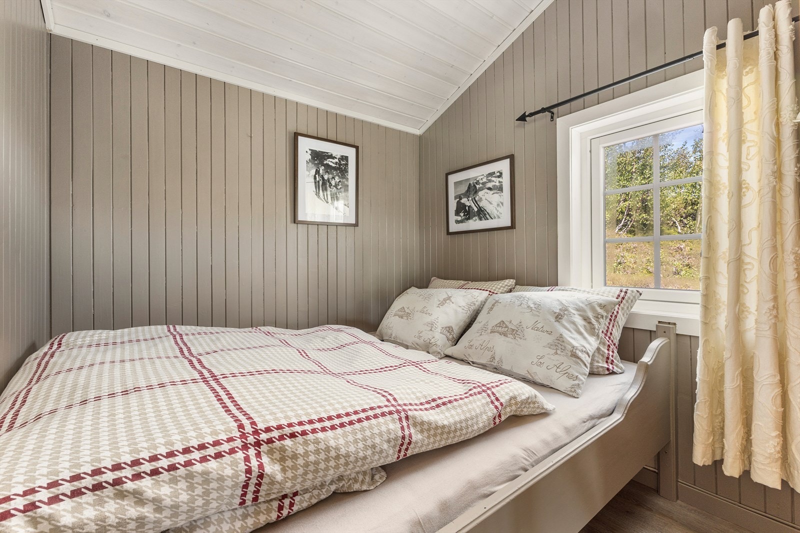 Soverom 1 av 2 inne i hytten. Galleribilde