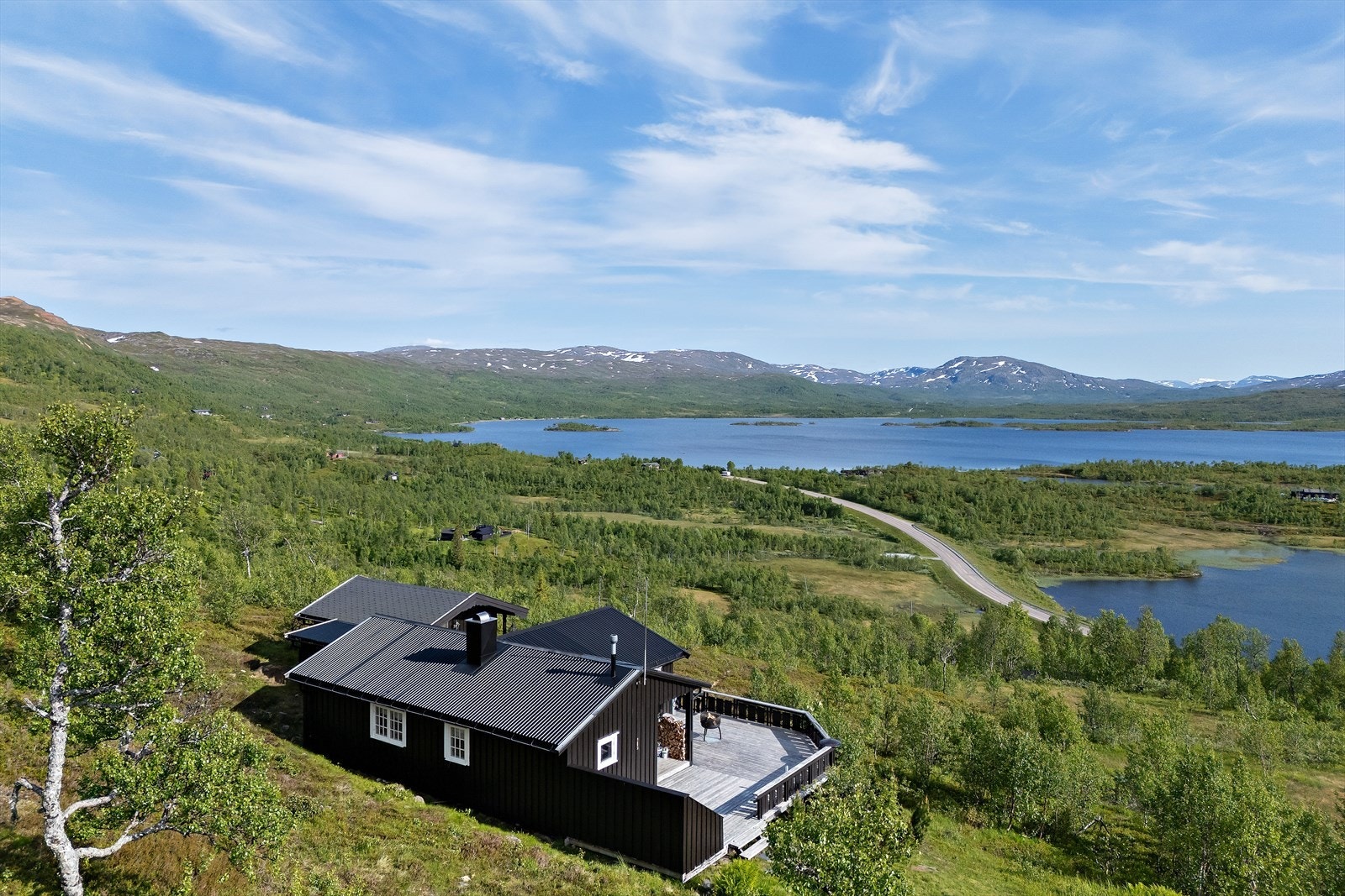 Velkommen til en hyttedrøm på Raudvatnet! Her får du en godt vedlikehold og pent oppusset hytte og uthus med fantastisk beliggenhet. Galleribilde