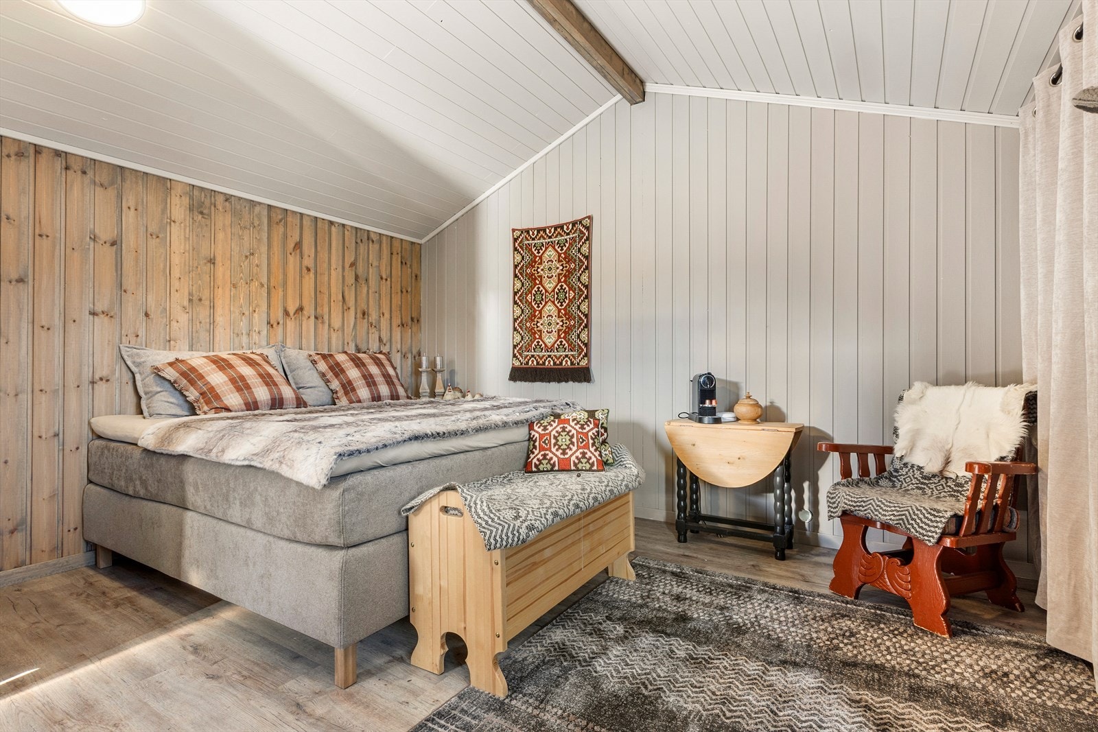 I uthuset er det yttergang, bod og et stort innredet rom (ikke søkt bruksendring/godkjent - se punkt tegninger/ferdigattest i salgsoppgaven). Galleribilde