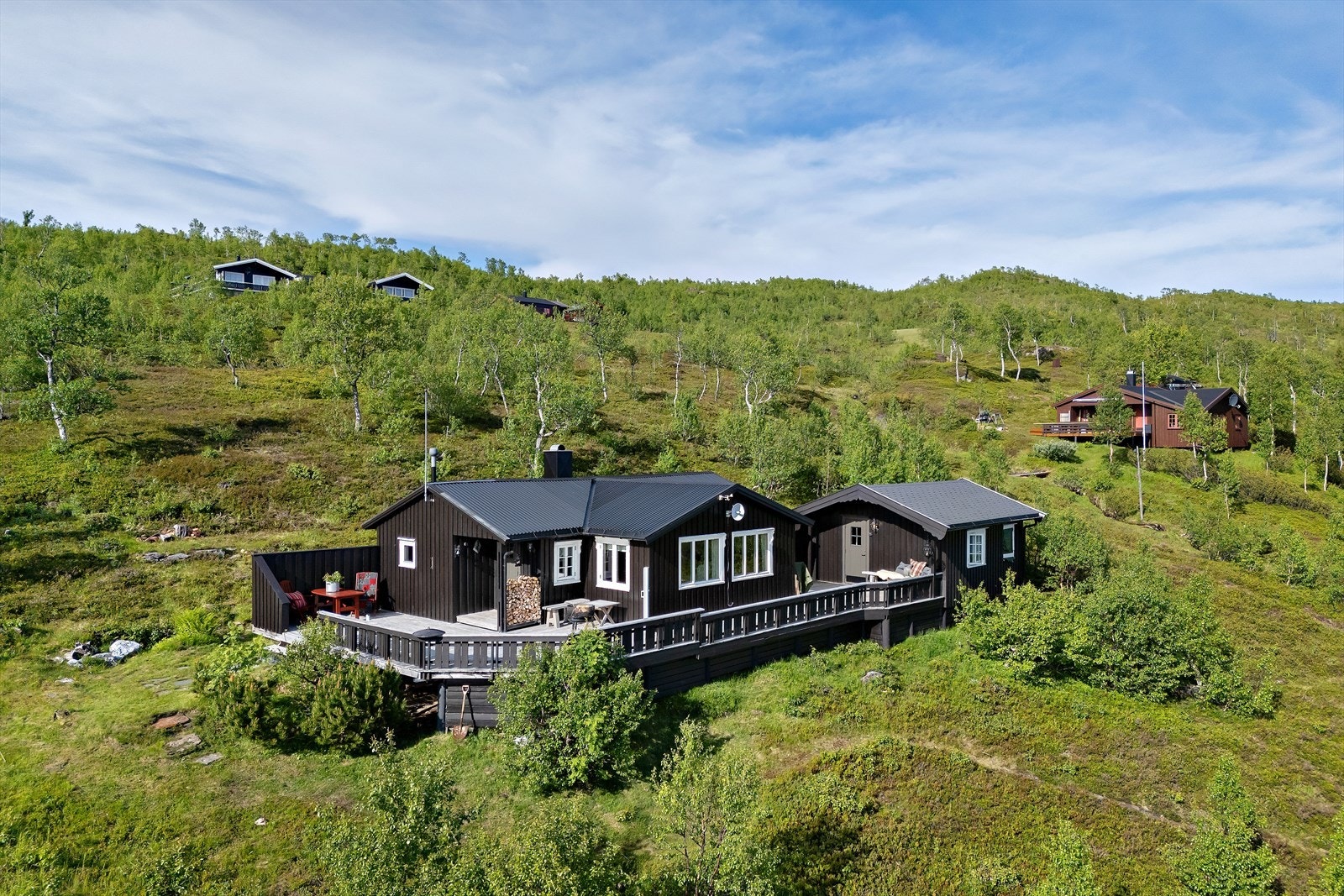 Hytten ble tilbygget i stue i 2005, altan og uthus i 2007. Eiendommen er gjennomgående godt vedlikeholdt både utvendig og innvendig. Vann hentes i rennende bekk like ved siden av hytten. Galleribilde