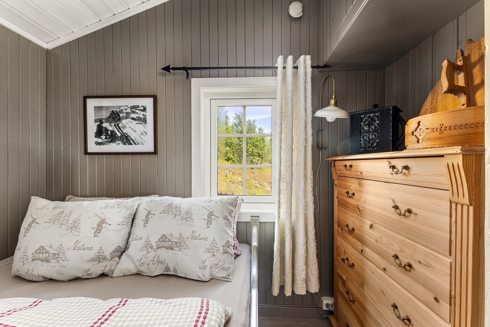 Hytta ligger perfekt til med sol fra tidlig morgen til sen kveld, noe som gir det mulighet til å både nyte frokostkaffen og kveldsmaten ute i det fri, omgitt av vakker natur. Galleribilde