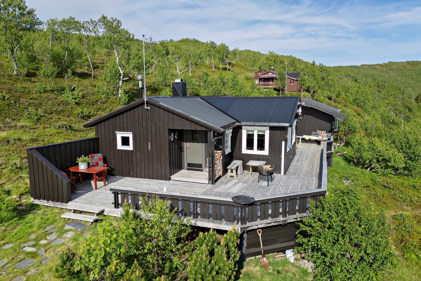 Med terrasser på totalt 61 m2 kan du forflytte deg etter solgang, vær og vind. Terrassen binder hytta og uthuset sammen på en praktisk og funksjonell måte, og gir enkel adkomst mellom byggene året rundt. Galleribilde