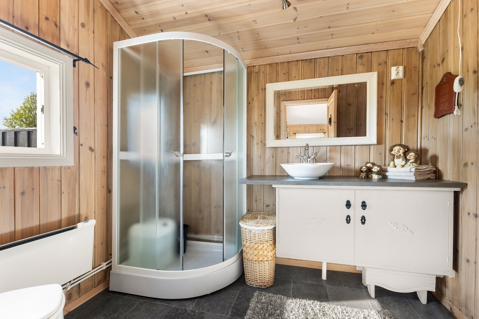 Sanitærrom fra 2006. Oppvarming i hytten med gulvvarme (varmefolie) i yttergang, stue og kjøkken. Vedovn i stue samt panelovner i flere rom. Galleribilde