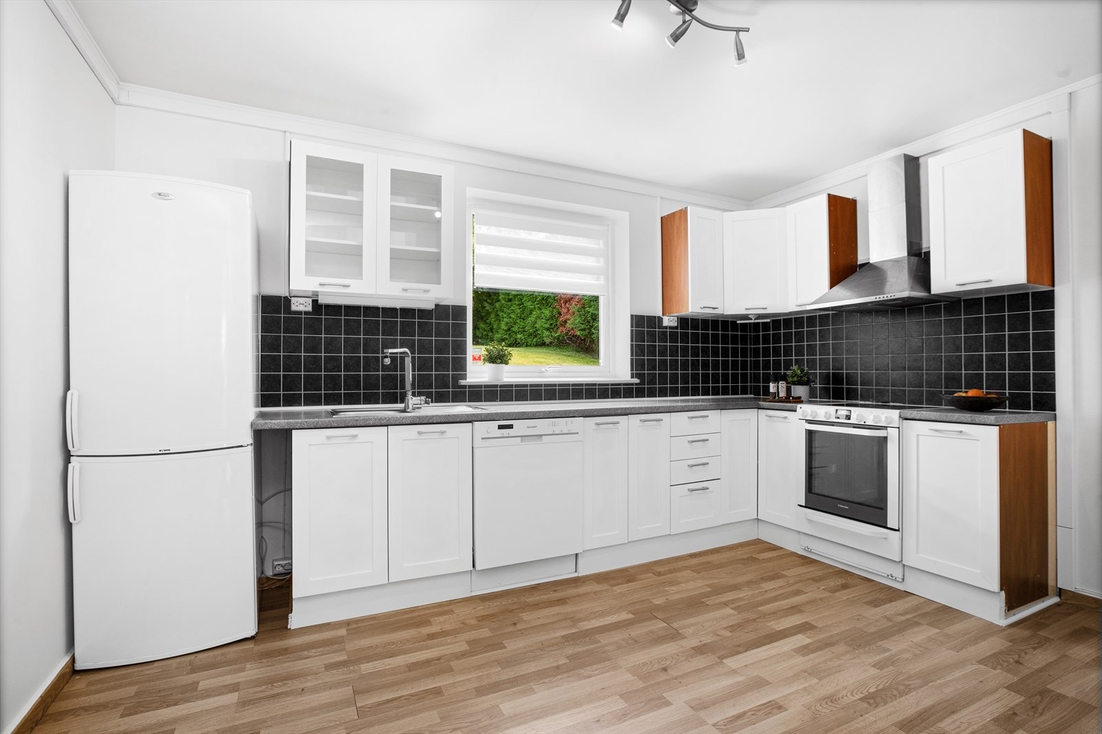 Romslig kjøkken i hybelen. Her er det godt med benk- og skapplass og mulighet for å ha spisebord på kjøkkenet Galleribilde