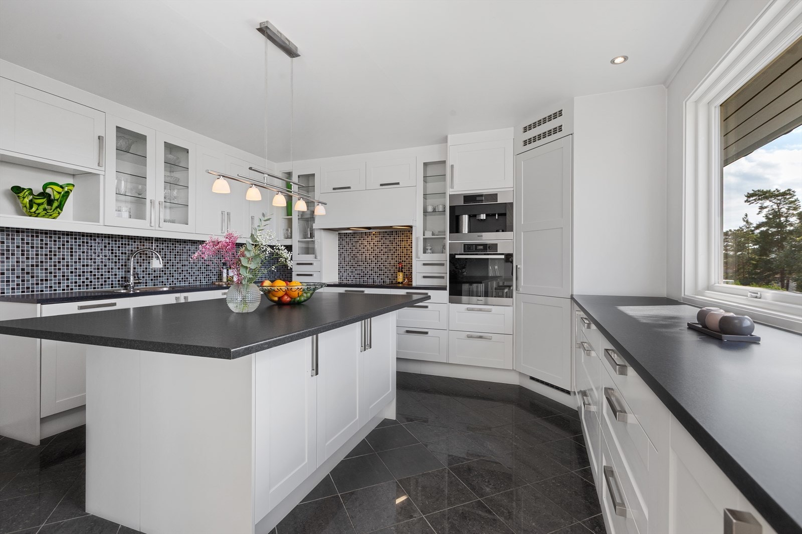 Kjøkken av god størrelse, med mye benk- og skapplass. Integrerte hvitevarer så som stekeovn, platetopp, kaffemaskin, kjølehjørne og oppvaskmaskin Galleribilde