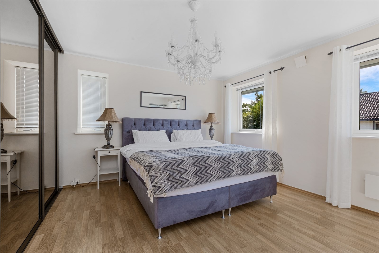 Stort hovedsoverom med skyvedørsgarederobe Galleribilde