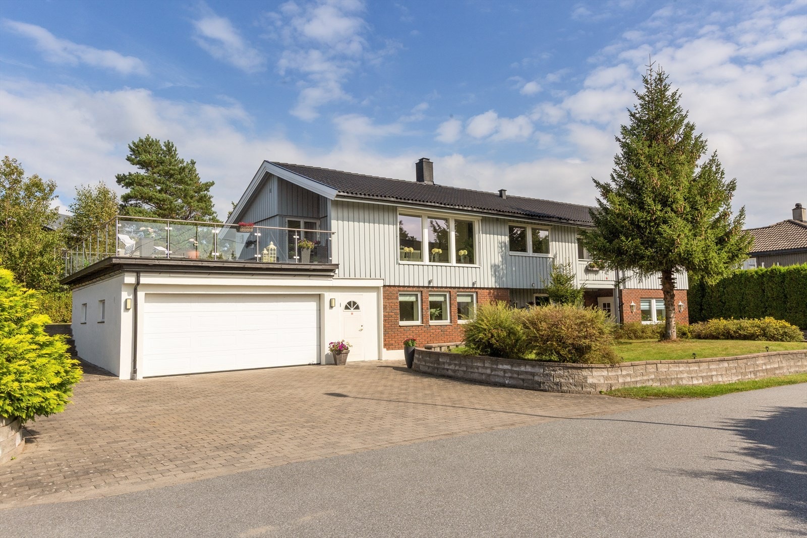 Det er mye parkeringsplasser på eiendommen. Foran og ved siden av garasjen er det plass til flere biler. Leieboer har egen parkeringsplass i andre enden Galleribilde