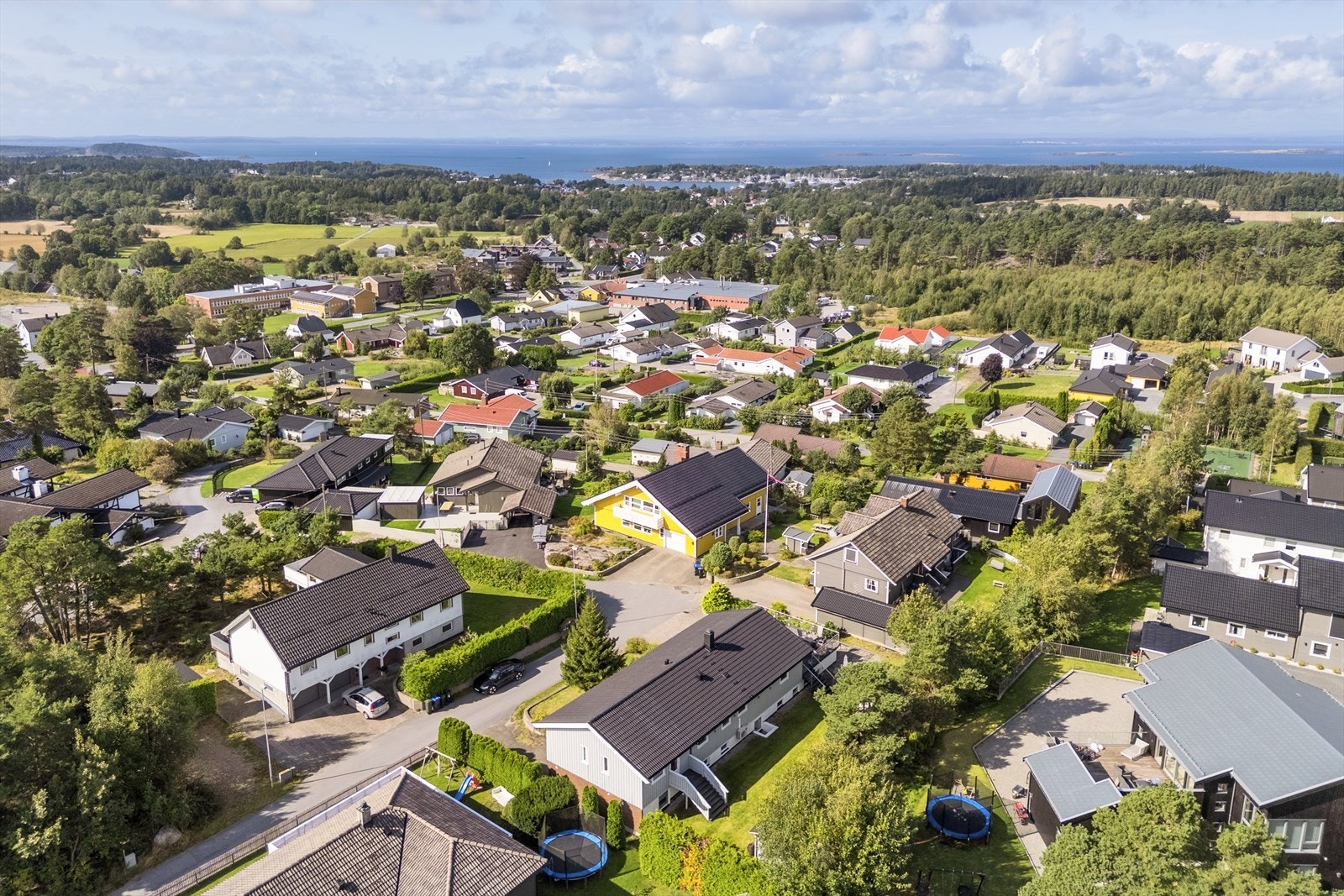 Boligen ligger innerst i svært barnevennlig og rolig gate. Ingen gjennomgangstrafikk Galleribilde