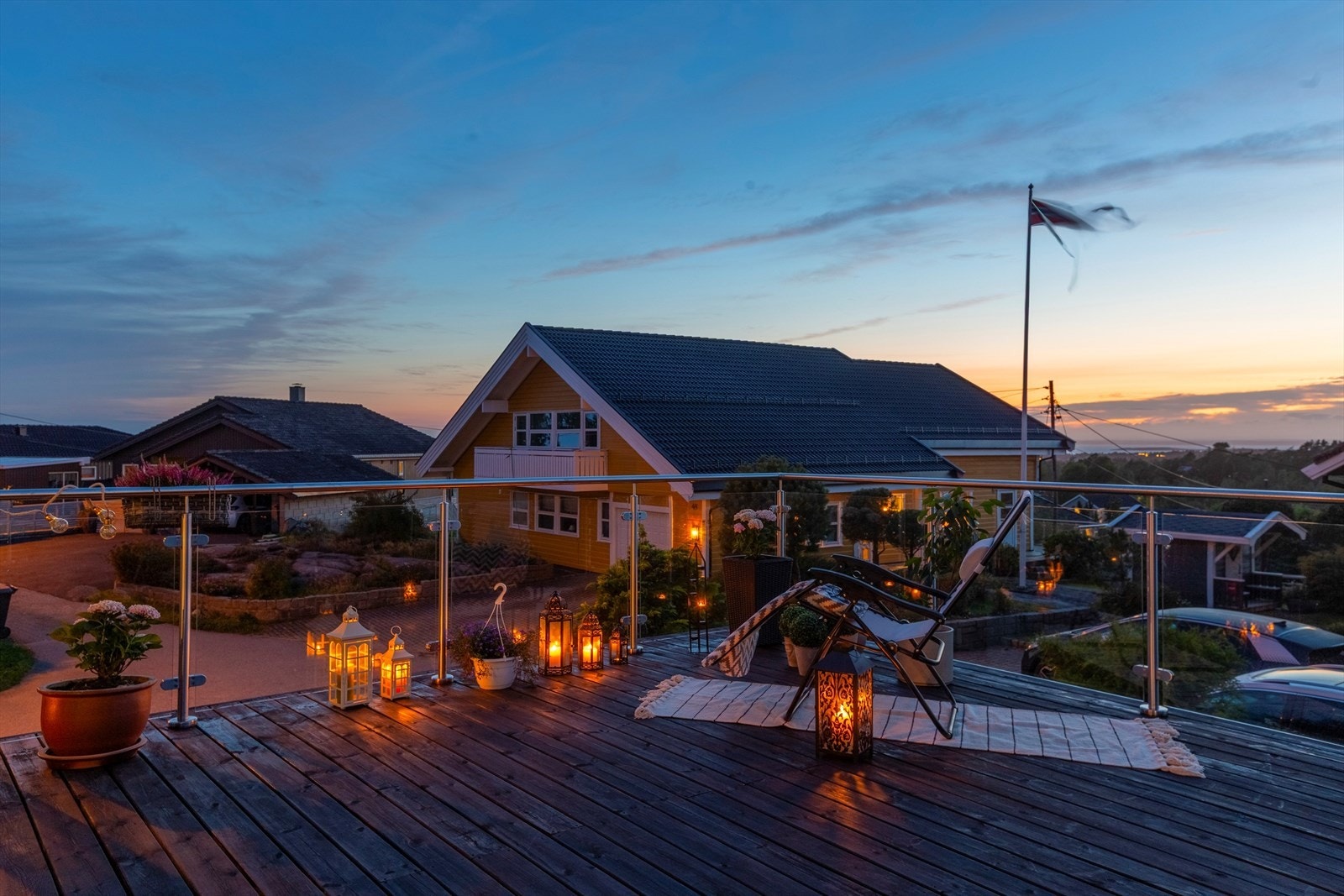 Solnedgang kan nytes fra terrassen, med flott utsikt mot Oslofjorden Galleribilde