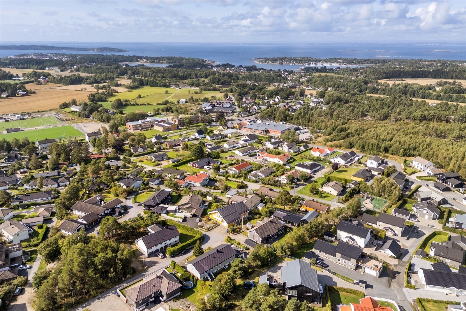 Fra Manstadåsen er det kort vei til strender, båtplass, butikker og nydelige turområder Galleribilde