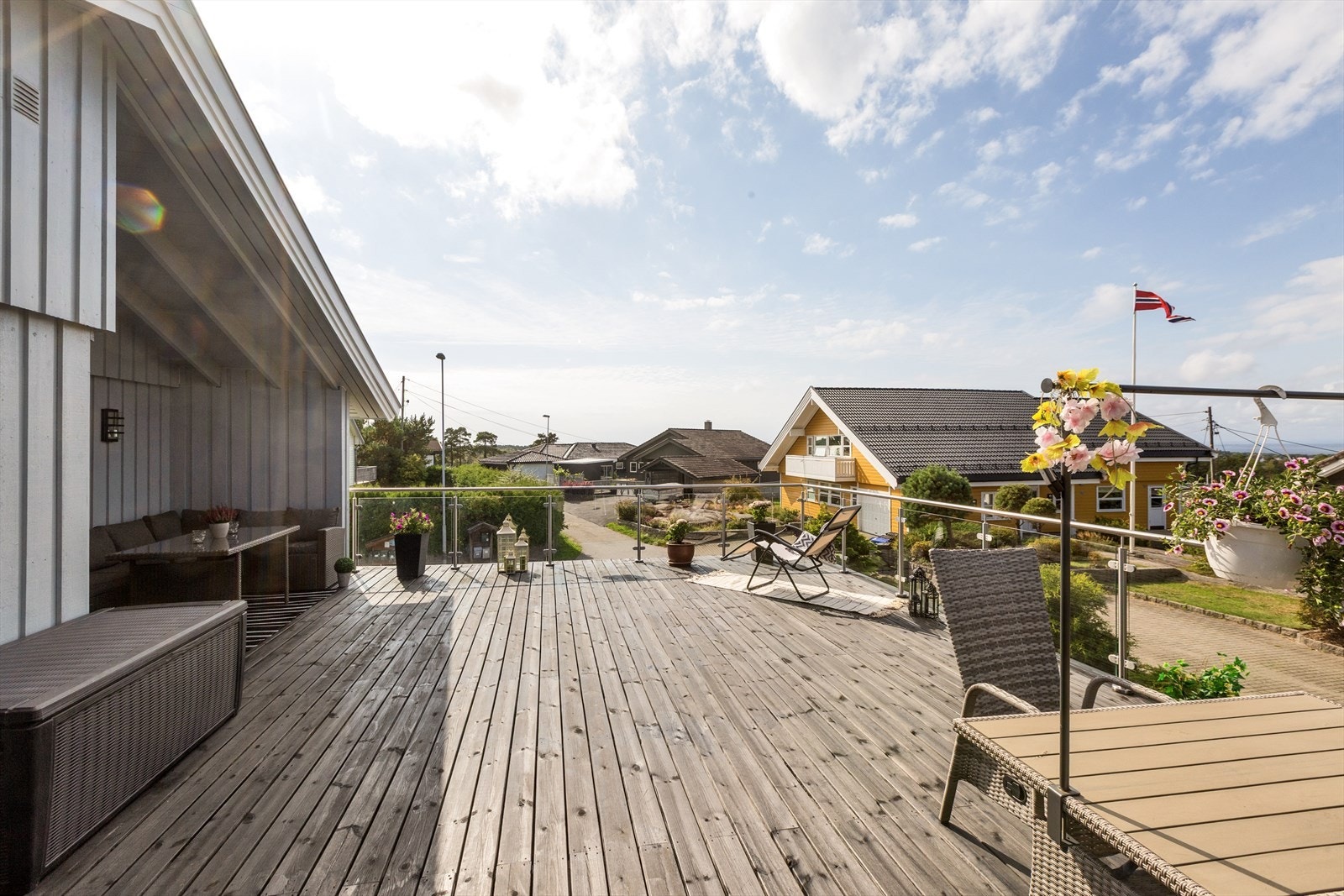 Romslig terrasse med flott utsikt og svært gode solforhold Galleribilde