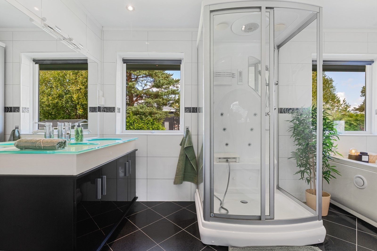 Bad i hovedetasje er av god størrelse og har steamdusj og boblebadekar Galleribilde