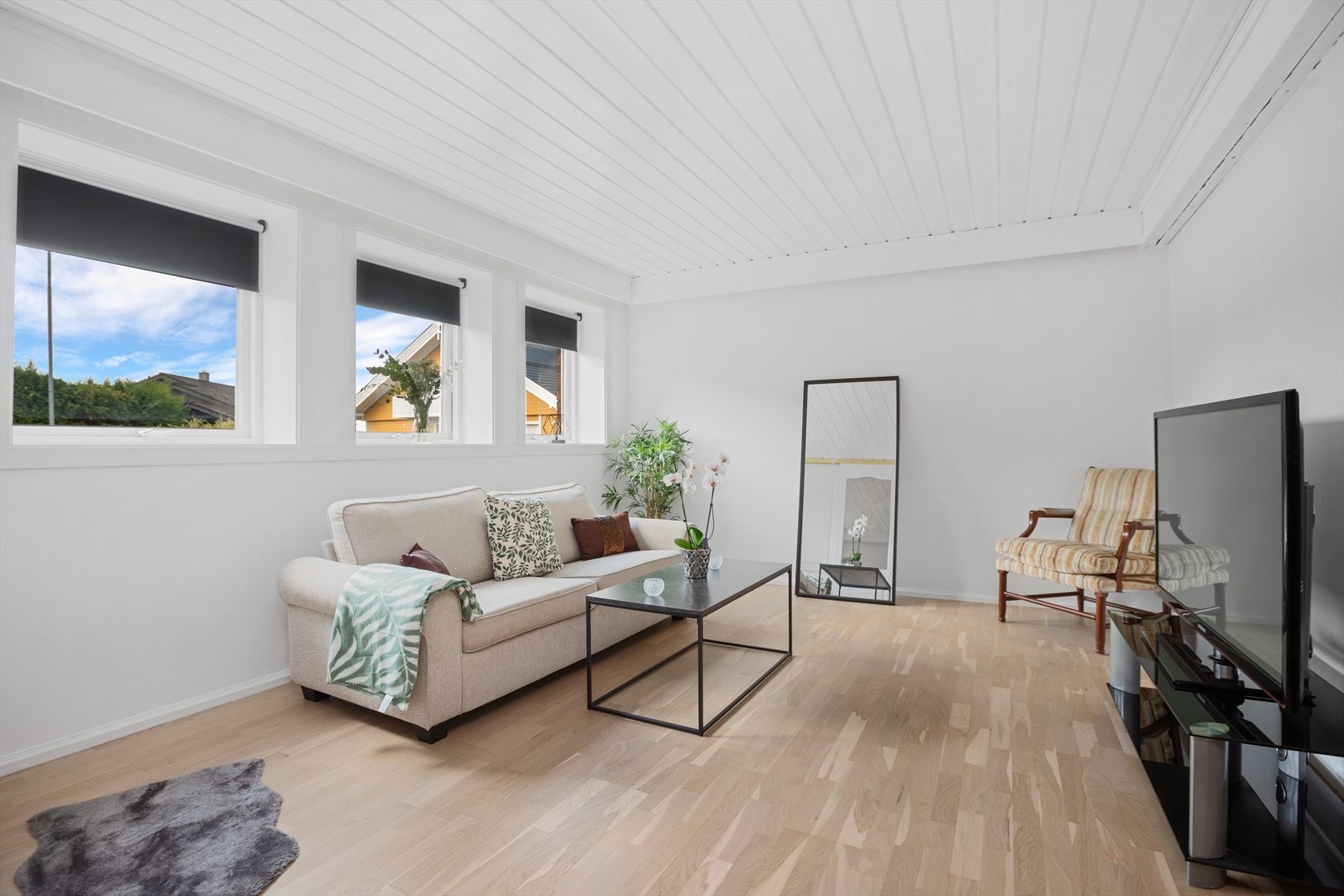 Dette rommet er i godkjente tegninger betegnet som soverom. Rommet brukes idag som stue Galleribilde