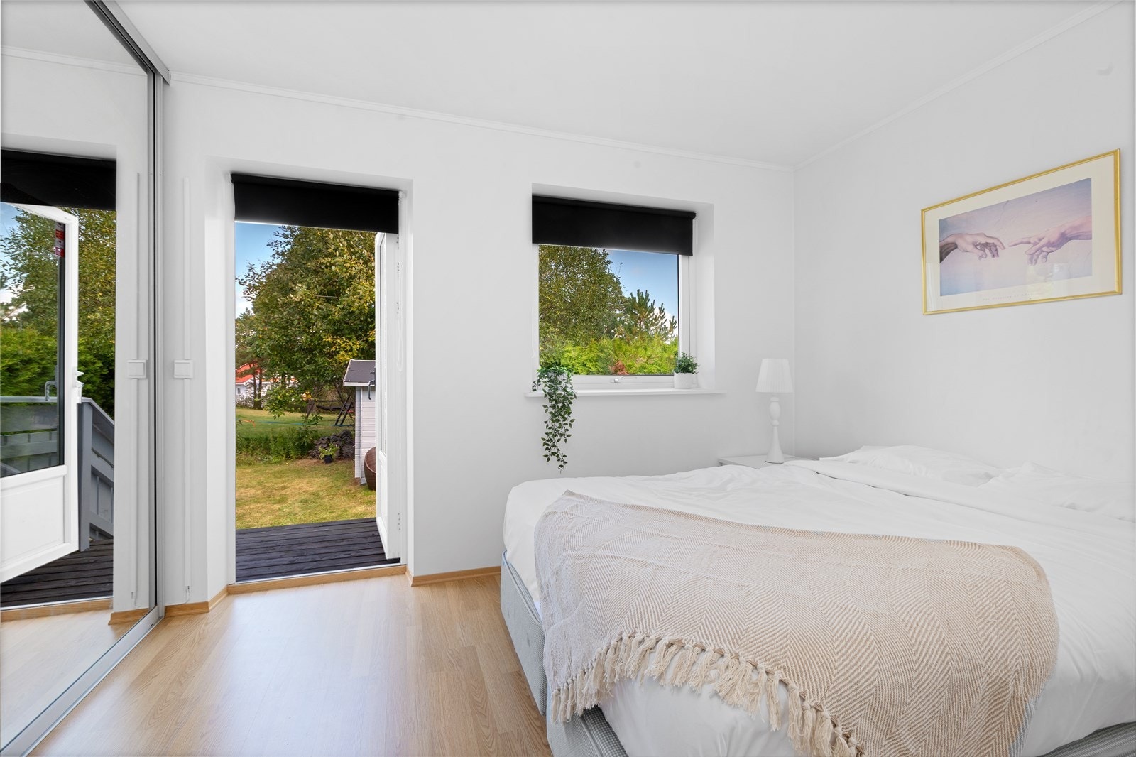 Soverom 2 i 2. etasje har romslig skyvedørsgarderobe og utgang til hage Galleribilde