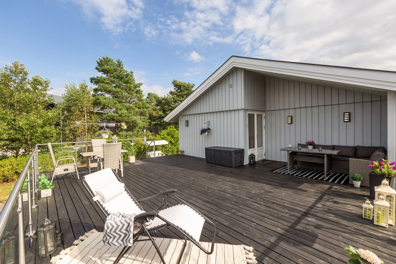 Terrassen har trapp ned til hagen Galleribilde