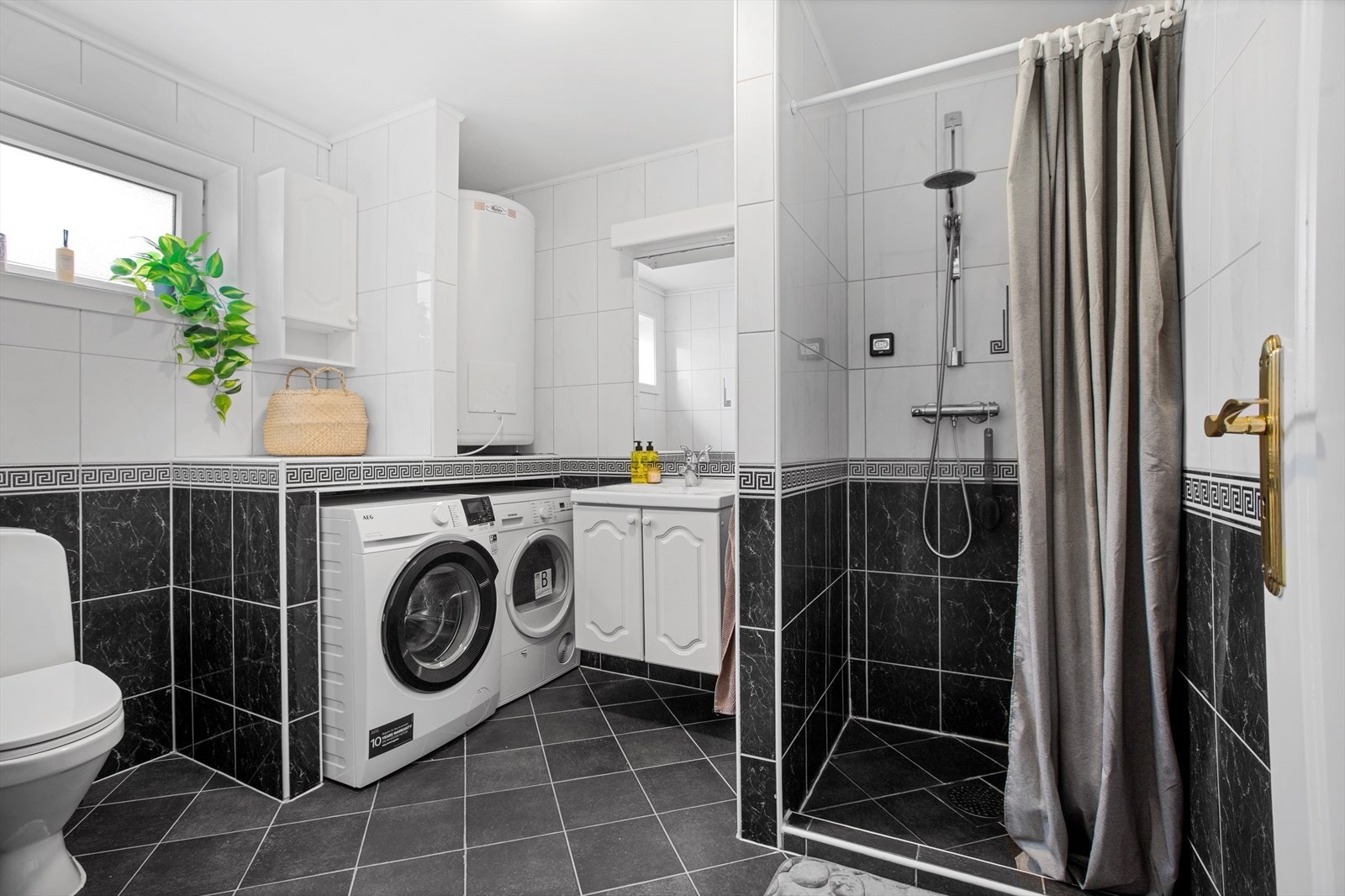 Bad/vaskerom i 1. etasje Galleribilde