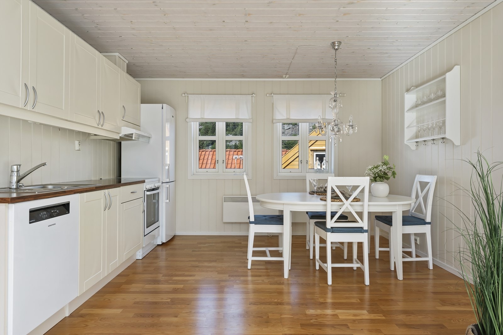 Vinduer på kjøkken gir godt med naturlig dagslys og en gjennomgående luftig atmosfære mot stuen. Galleribilde