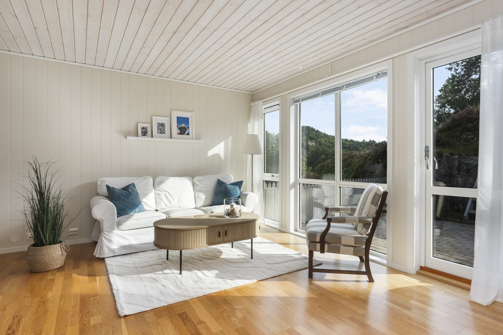 Så er vi oppe i 2. etasje. Når man står i stuen kan man se ned mot sjøen fra stuen. Galleribilde