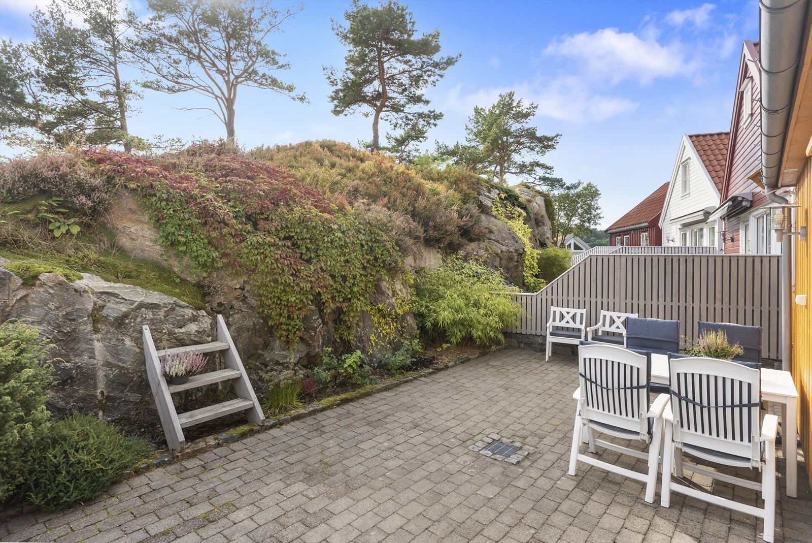 Uteplassen er usjenert og har god plass til flere utemøbler. Galleribilde