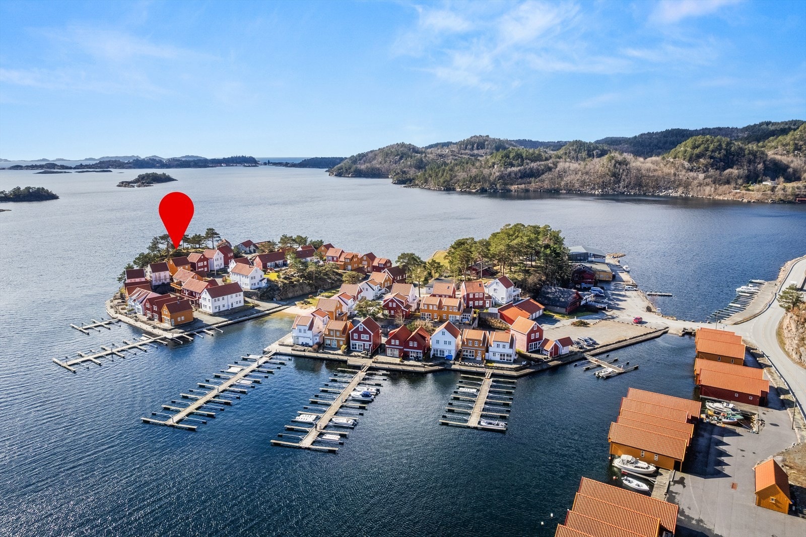 Furuholmen er et etablert område med fritidsboliger og flotte fellesarealer hvor Sørlandsidyllen kan nytes. Galleribilde