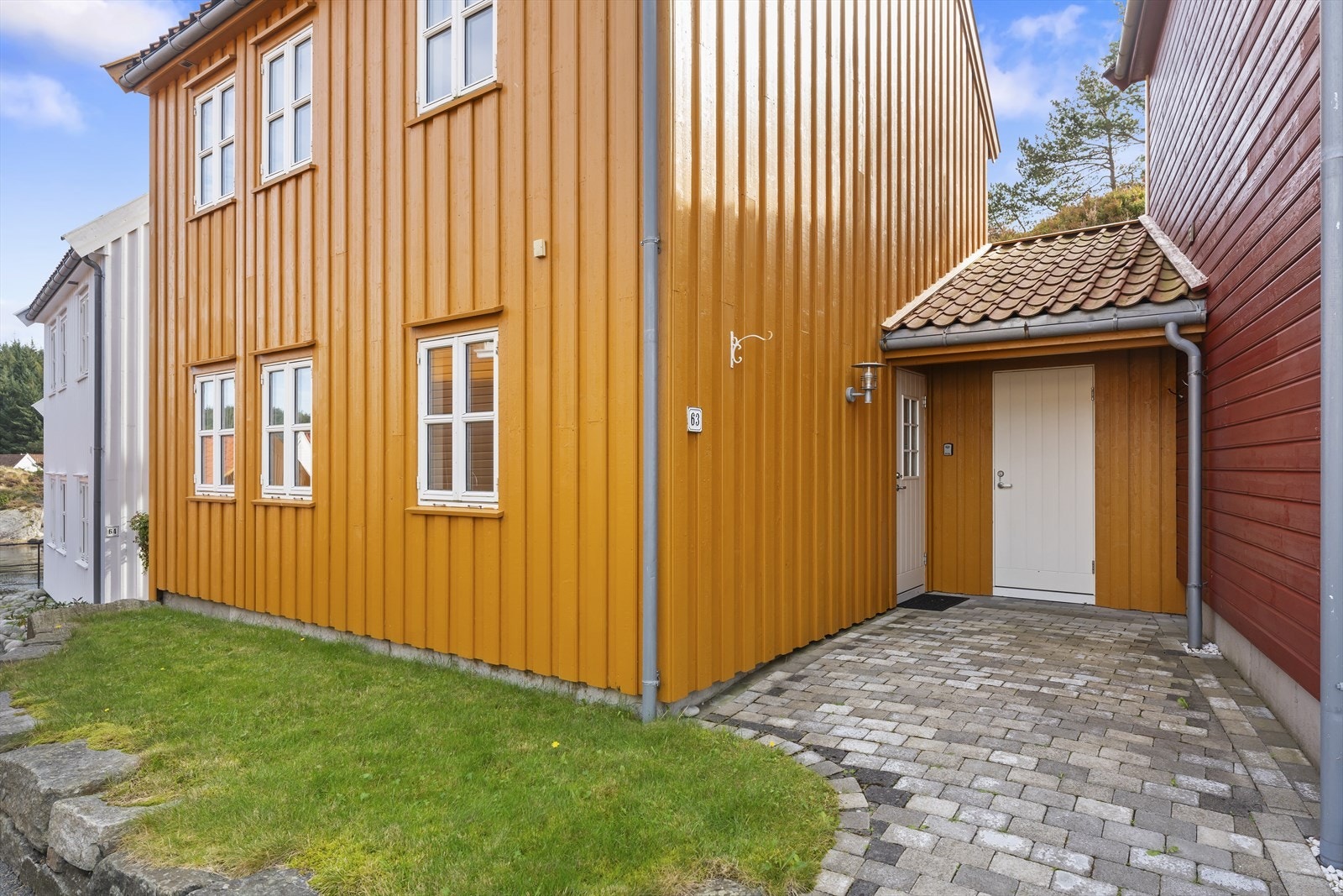 Ved inngangsparti har man en liten hageflekk, samt en utvendig bod for ekstra oppbevaring. Galleribilde