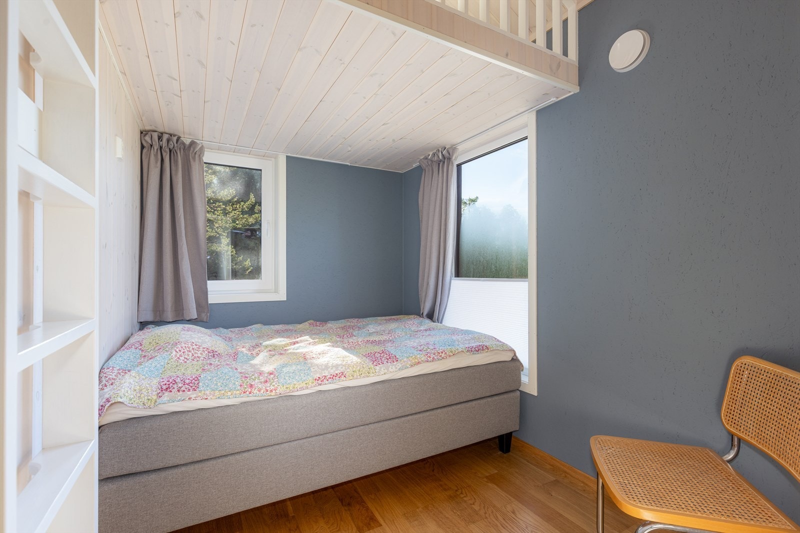 Hytta har to lyse og fine soverom i 1.etg. På soverommene er det bygget hems, for ekstra soveplasser eller oppbevaring. Galleribilde