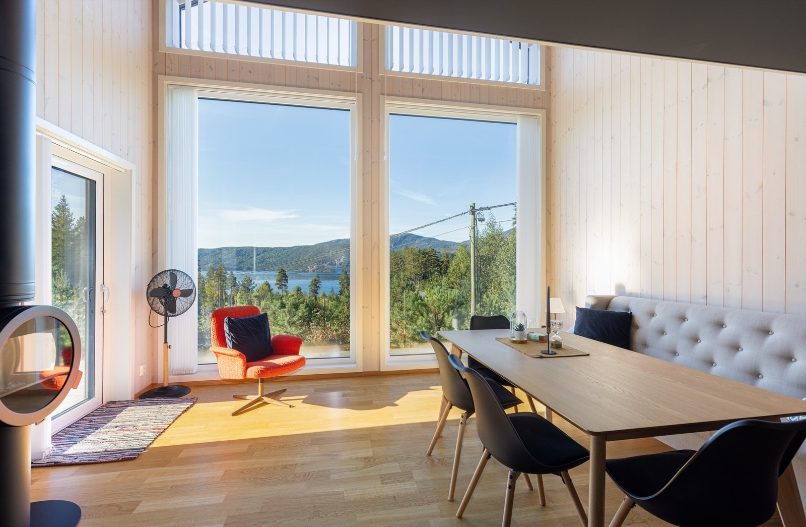 Stuedelen har åpen himling og store vindusflater, noe som slipper inn den fantastiske utsikten og rikelig med naturlig lys inn i rommet. Galleribilde