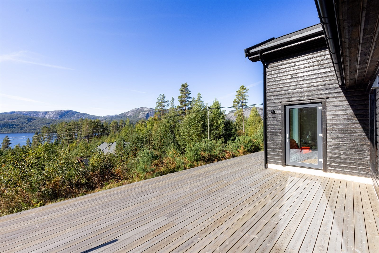 Fra stuen er det utgang til en romslig terrasse på 42 kvm. Galleribilde